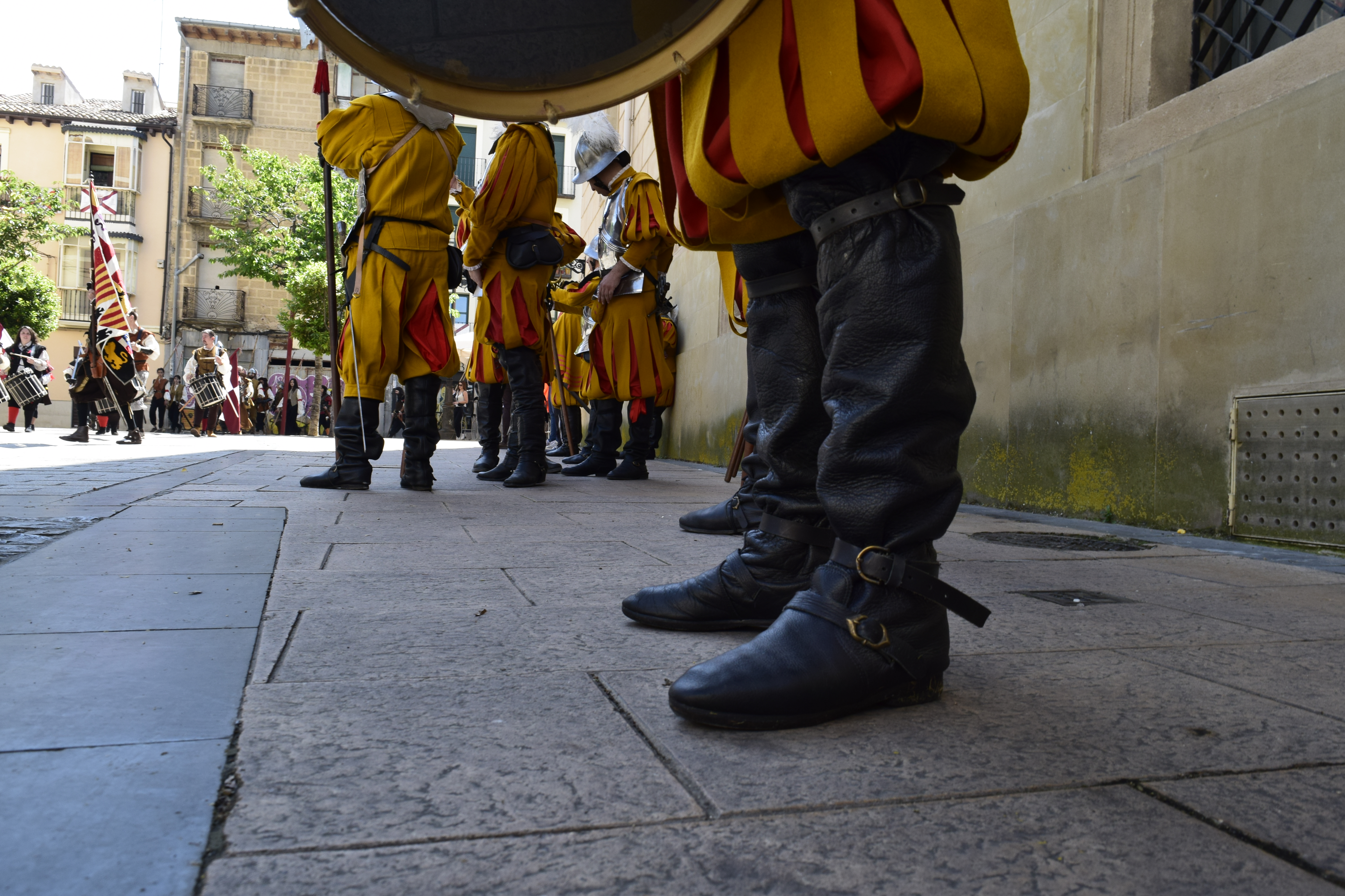 Detalle de las botas de los recreacionistas de Héroes del Revellín