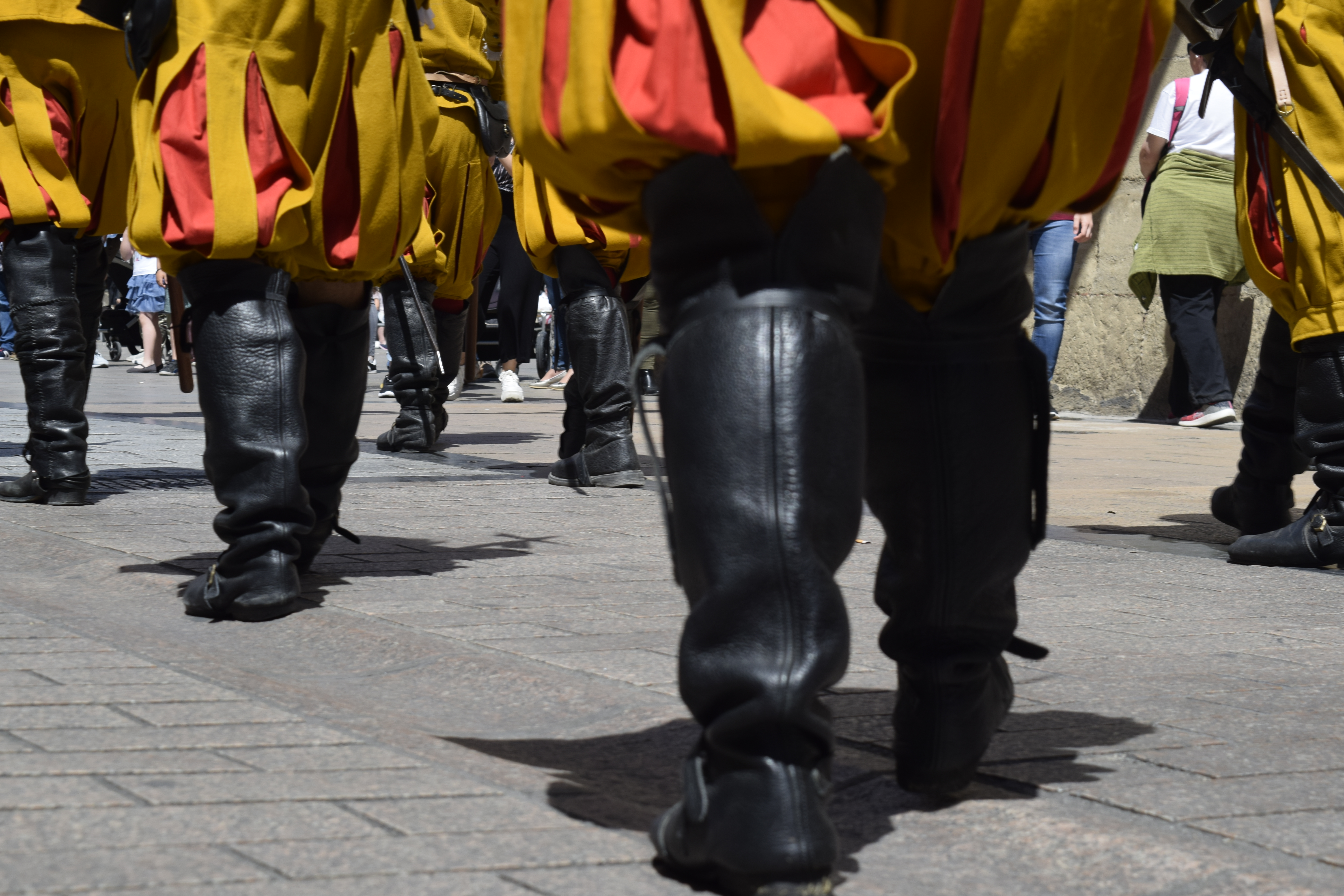 Botas de recreacionistas durante una recreación histórica en Logroño