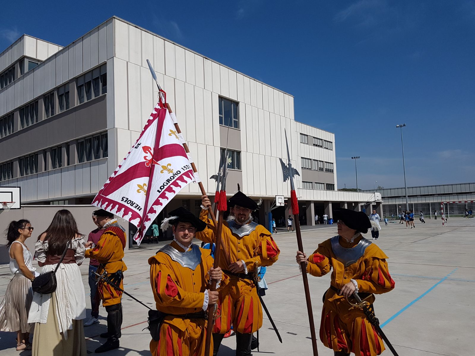 Recreacionistas de Héroes del Revellín durante una visita a un colegio de Logroño