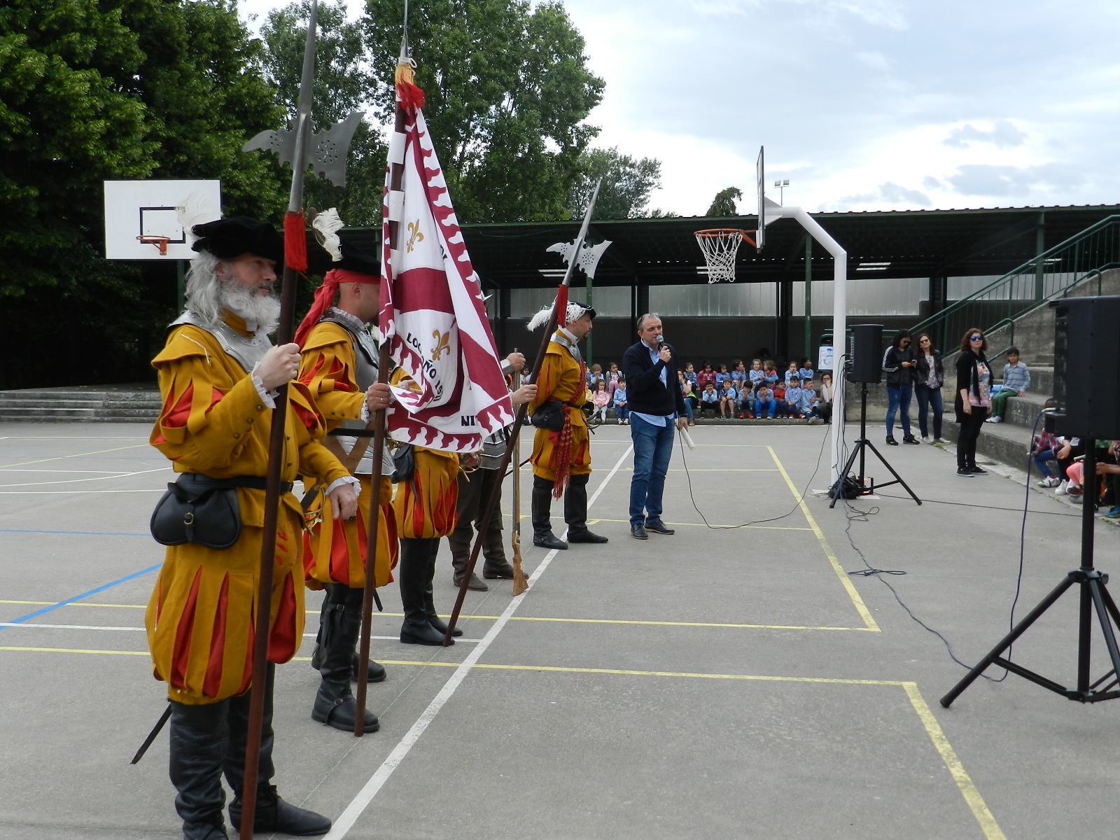 Héroes del Revellín durante una actividad en el patio de un colegio de Logroño