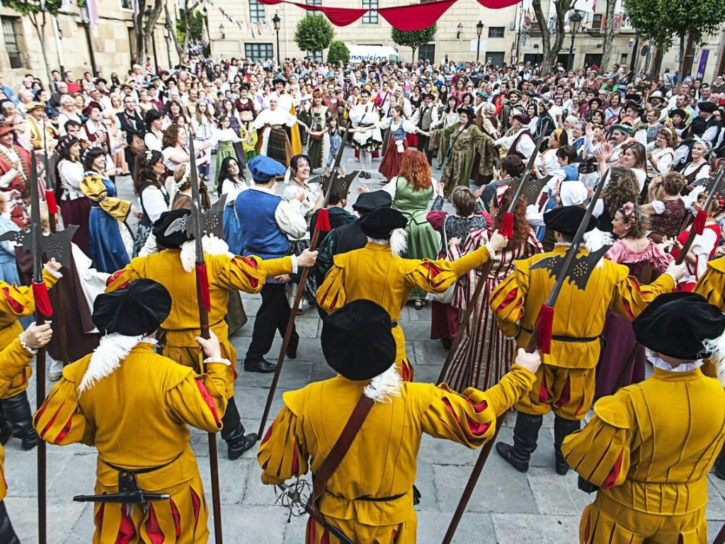 Escolta a la nobleza durante una recreación histórica