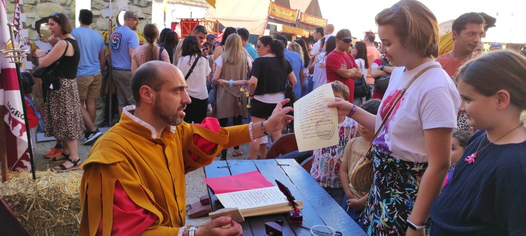 Entrega del acta de reclutamiento durante una recreación histórica