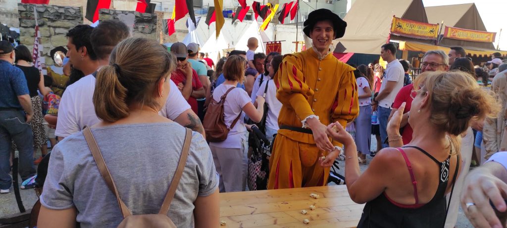 Jugando a las tabas en Logroño durante una recreación histórica
