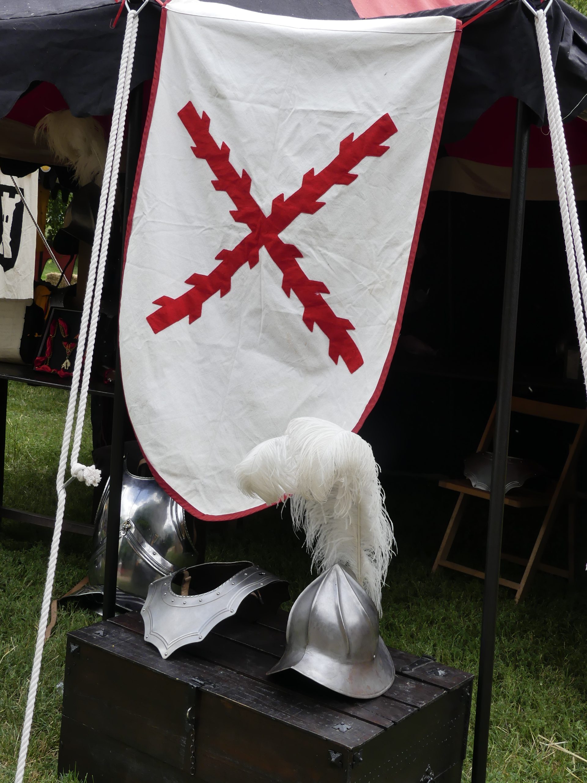 Morriones con plumas y piezas de armadura durante una recreación histórica del siglo XVI