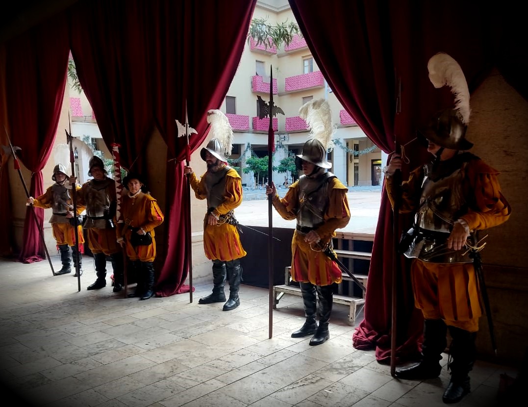 Esperando a las autoridades delante del Ayuntamiento Recreación histórica de Héroes del Revellín en Tortosa