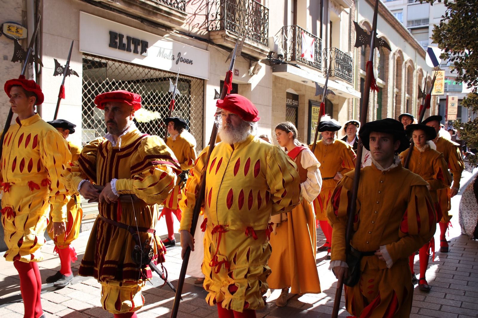 Recreadores de Héroes del Revellín con la indumentaria de la Guardia del Emperador