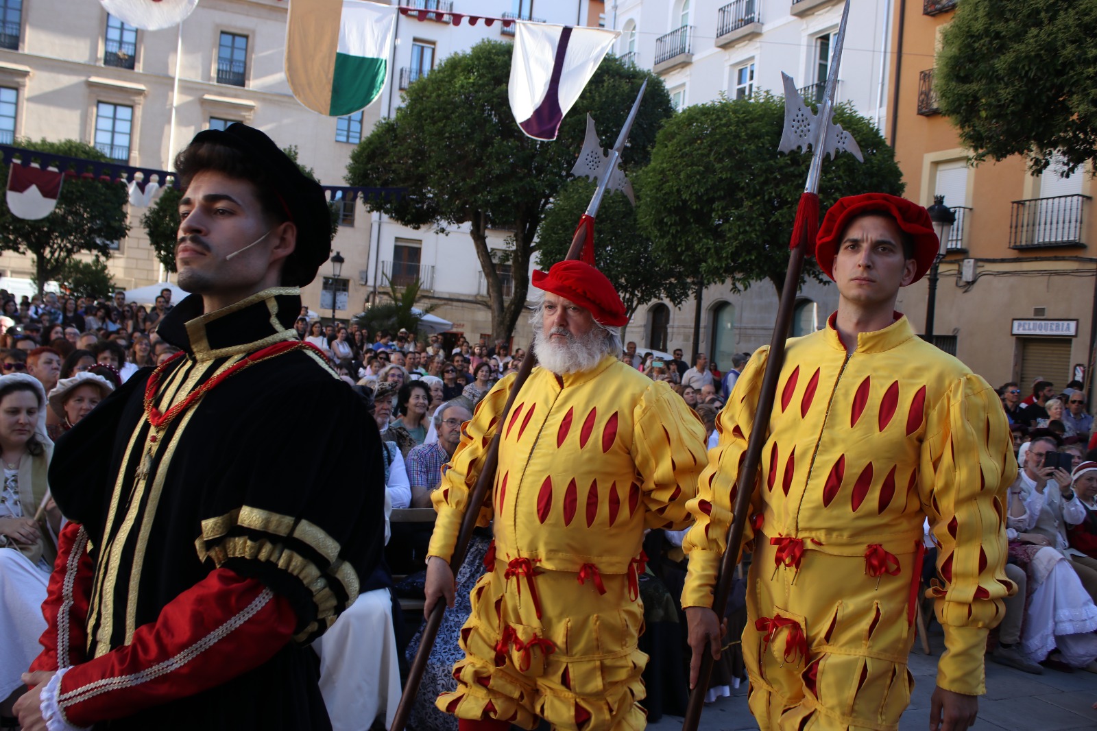 Representación del Emperador y su secretario en una recreación histórica