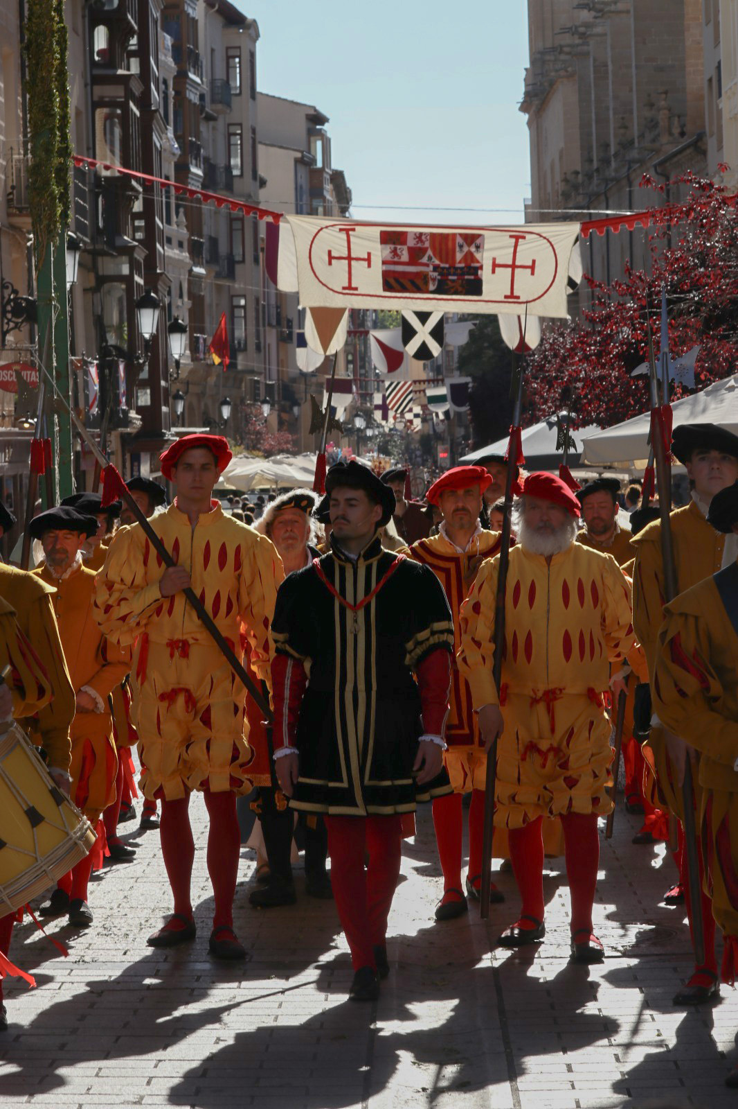 Formación de recreadores de Héroes del Revellín con diferentes uniformes del siglo XVI