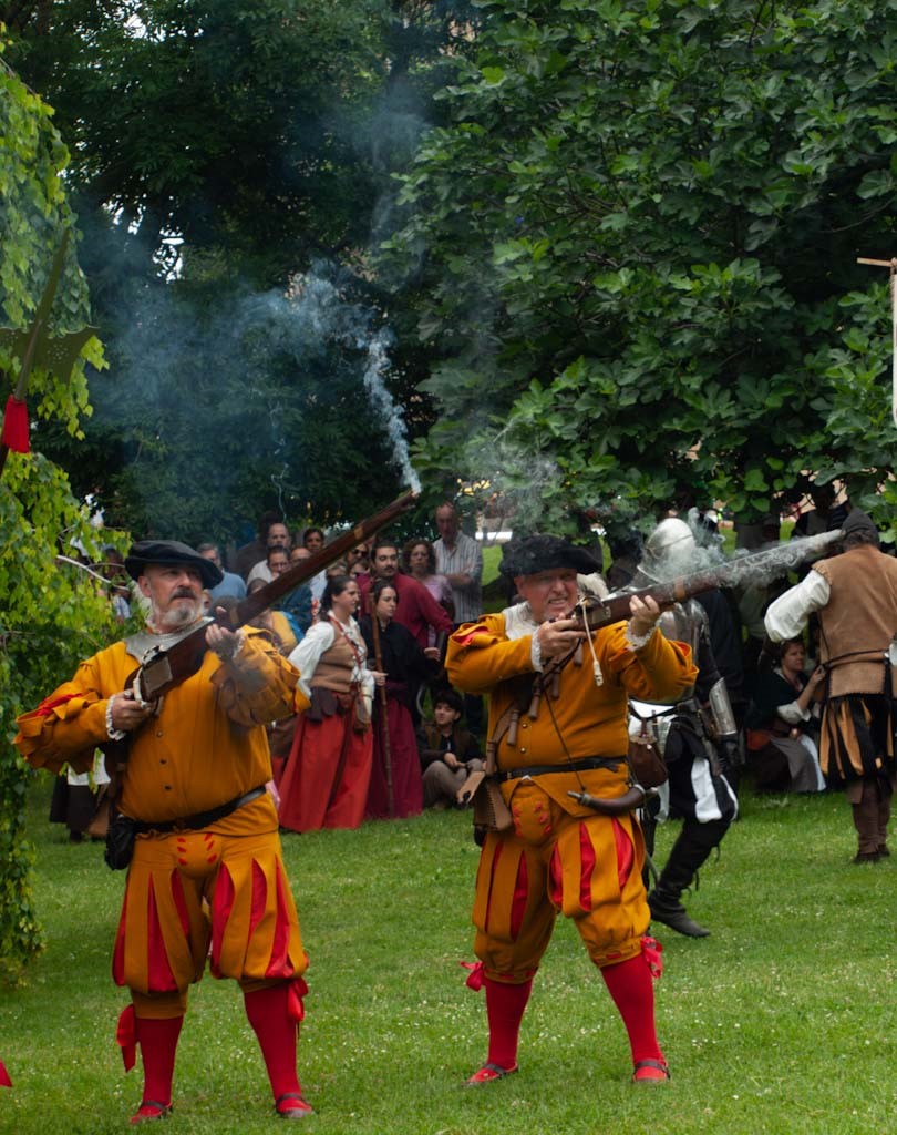 Arcabuceros disparando durante una recreación histórica del siglo XVI