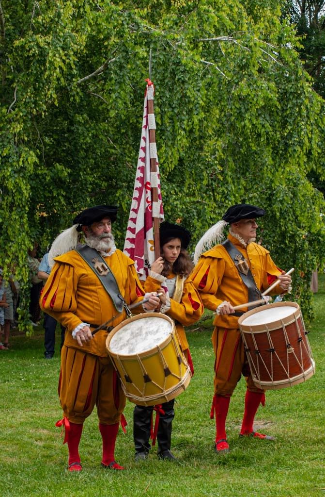 Tambores y bandera durante una recreación histórica del siglo XVI